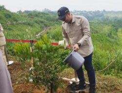Ketua DPRD Bogor Bersama Menteri dan Gubernur Melakukan Penanaman Pohon di Sempadan Aliran Sungai Ciliwung
